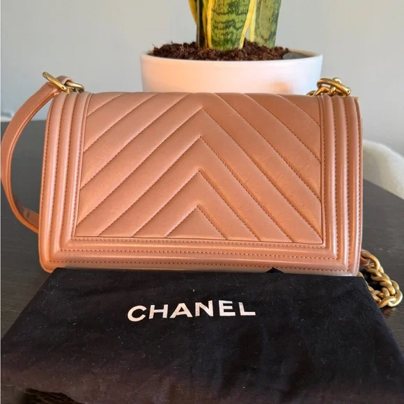 CHANEL Tan Gold Crossbody Bag with Chevron Quilting - Picture 3 of 8